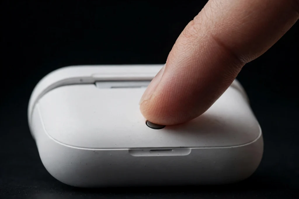 Setup-Taste auf der Rückseite des AirPods-Ladecase