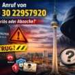 Anruf von +49 30 22957920 auf Smartphone-Display mit Warnsymbol vor Berliner Skyline – seriös oder Betrug?