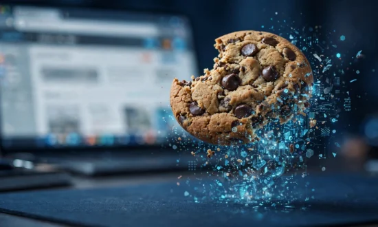 Was ist ein Cookie? Schokoladen-Cookie mit digitalen Datenpartikeln als Symbol für Browser-Cookies